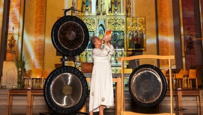 Für Karin Amann ist es eine Ehre, als Frau am Altar einer Kirche den Gong spielen zu dürfen. (Bild: zvg/Karin Amann)