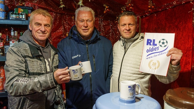 Toni Polster (Mitte) beim Punschstand mit RLO-Oldies-Ehrenkapitän Michael Helm (links) und Thomas Hirsch von den RLO-Oldies (Bild: RLO-Oldies/Christian Hofer)