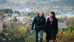 Andreas Goldberger mit seiner Frau Astrid bei einem Spaziergang zu Hause am Mondsee. (Bild: Markus Wenzel)