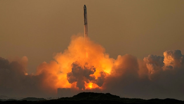 Start einer SpaceX-Schwerlastrakete mit dem Raumschiff Starship (Bild: AP)