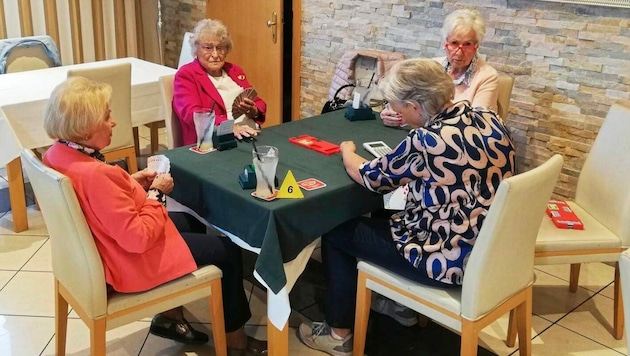 Wer Bridge spielt, ist nie allein, heißt es. Vera Defner (in der pinken Jacke) genießt daher auch mit 103 Jahren ihr fast tägliches Spiel. (Bild: Bridgeklub Klagenfurt)