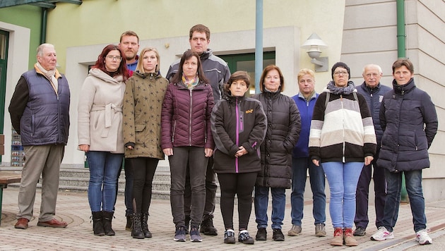 Eltern und Großeltern der Kinder zeigen Einigkeit vor der Volksschule Litschau. (Bild: Klaus Schindler)