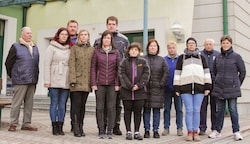 Eltern und Großeltern der Kinder zeigen Einigkeit vor der Volksschule Litschau. (Bild: Klaus Schindler)