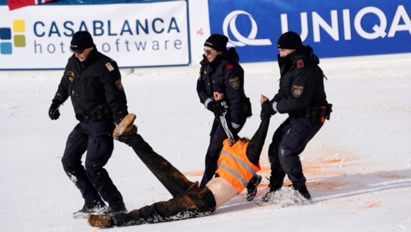 Ein Klimaaktivist wird von Polizisten abtransportiert. (Bild: AP)