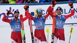 Manuel Feller (Mitte) bejubelte mit Marco Schwarz (links) und Michael Matt den ÖSV-Dreifacherfolg. (Bild: AP)