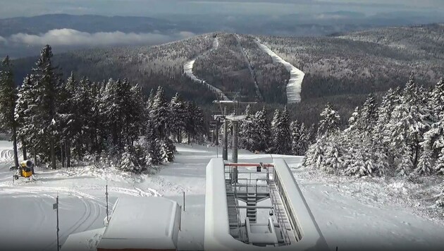 Der Ausblick vom Hochficht lädt bereits zum Skifahren ein. (Bild: skisport.com / webcams)