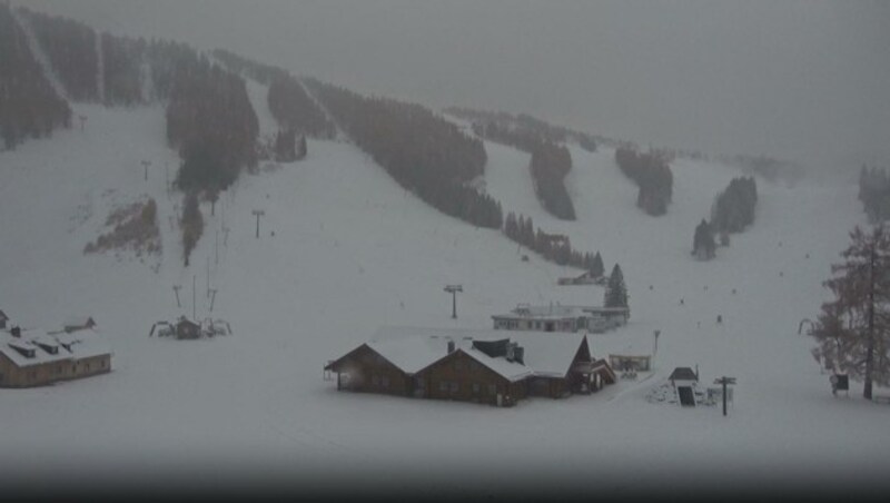 Bei der Hössbahn Bergstation (Hinterstoder) schneite es am Samstag schon kräftig. (Bild: skisport.com / webcams)