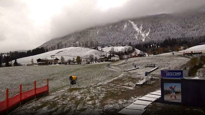 Bei der Talstation in Annaberg (Dachstein West) ist der Boden schon angezuckert.