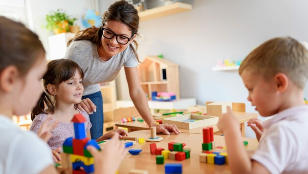 Eltern wünschen sich, dass ihre Kinder von Profis betreut werden, doch der Mangel an Personal bringt in den Betreuungseinrichtungen enorme Probleme mit sich.