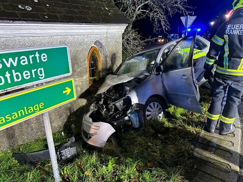 Der Pkw steckte regelrecht in der Kapelle. (Bild: FF Frankenburg/Robert Scheidl)