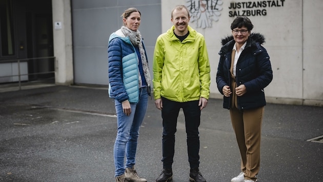 Hinter Gittern: Manuela Hartmeyer, Markus Höpflinger und Christine Seemann organisieren den Gefängnisbesuch. (Bild: Honorar)