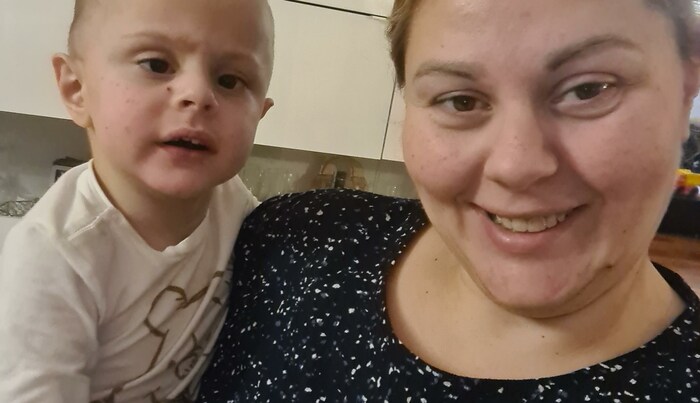 Mama Dani kümmert sich aufopfernd um den krebskranken Danilo.