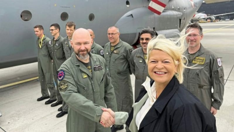 Ministerin Claudia Tanner dankt der Crew bei einer ihrer Dienstreisen. (Bild: Christoph Matzl)