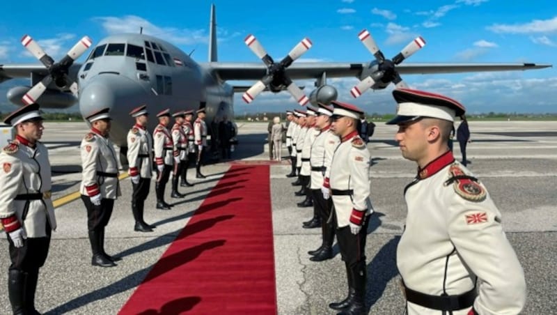 Feierlicher Empfang bei Staatsbesuch in Nordmazedonien. Vor dem roten Teppich wirkt Österreichs „Air Force One“ durchaus noch repräsentabel. (Bild: Christoph Matzl)