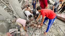 Ein Gebäude nahe einer Schule in Jabalia wurde bei den israelischen Luftangriffen zerstört.  (Bild: REUTERS)