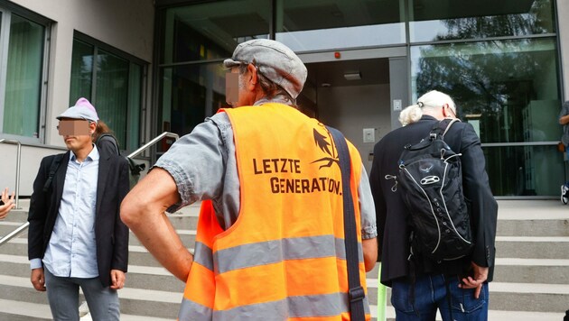 Aktivisten vor dem Salzburger Landesverwaltungsgericht (Bild: Tschepp Markus, Krone KREATIV)