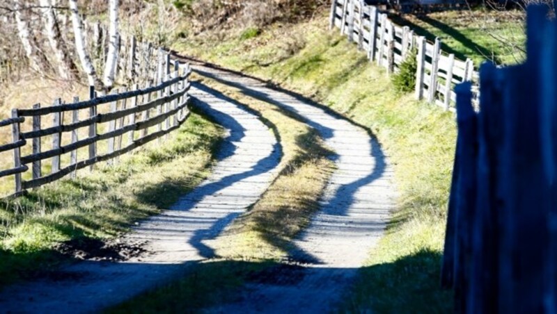 Hier, auf diesem Feldweg, passierte es. (Bild: Gerhard Schiel)