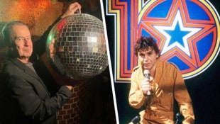 TV-Legende Udo Huber (rechts bei „Die Großen 10“) mit der Original-Disco-Kugel aus der Fernsehshow. (Bild: ORF, zVg, Krone KREATIV)