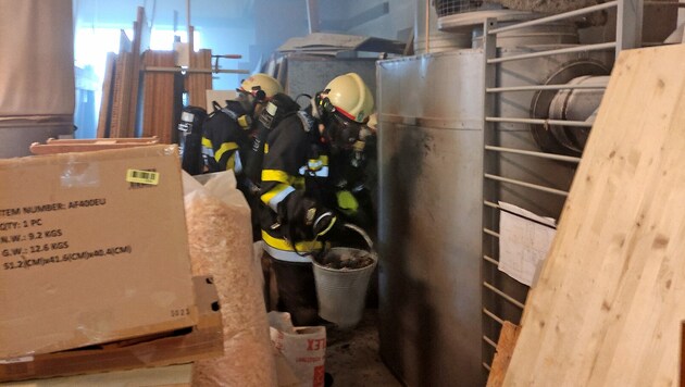 Unter schwerem Atemschutz rückten die Feuerwehrleute in die Tischlerei ein (Bild: FF Bad Schwanberg)
