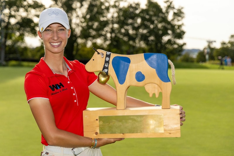 In der Schweiz erhielt Alexandra Försterling im September für ihren ersten Turniersieg auf der Ladies European Tour einen Kuh-Pokal. (Bild: TRISTAN JONES)