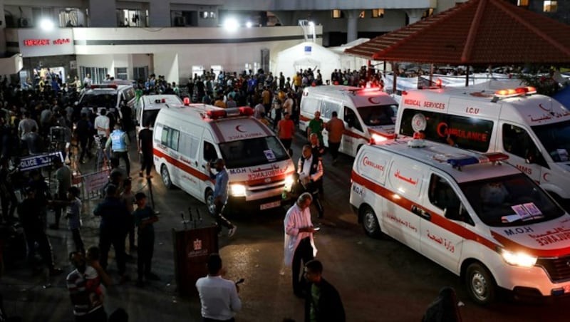 Rettungswagen warten mit Verletzten vor der Notaufnahme des Al-Shifa-Krankenhauses. (Bild: APA/AFP/Dawood NEMER)