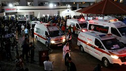 Rettungswägen mit Verletzten warten auf Aufnahme ihrer Patienten vor der Notaufnahme des Al-Shifa-Krankenhauses. (Bild: APA/AFP/Dawood NEMER)