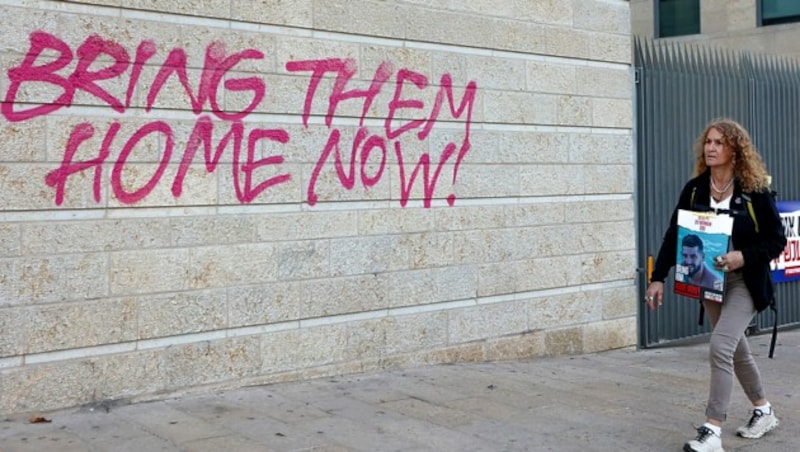 Eindeutige Botschaft an Israels Regierung an einer Hausmauer in Jerusalem: „Bringt die Geiseln jetzt heim!“ (Bild: APA/AFP/GIL COHEN-MAGEN)