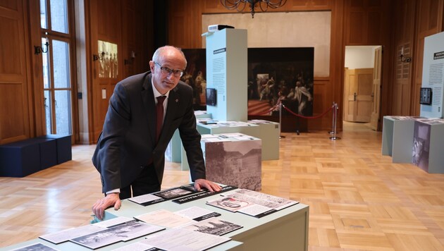 Landeshauptmann Anton Mattle präsentierte der „Tiroler Krone“ die noch bis Mai 2024 laufende Ausstellung „Vom Gauhaus zum Landhaus“. (Bild: Birbaumer Johanna)