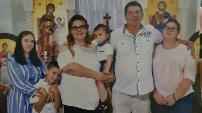 Familienfoto aus glücklichen Zeiten. Papa Aleks (2. von re.) starb Mitte August nach einem Routineeingriff an einer Blutvergiftung.