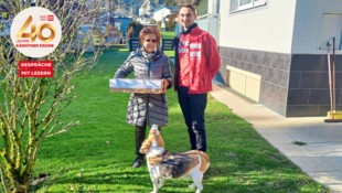 Mit Christine Gratzer freut sich auch Hund „Eros“ über die Torte