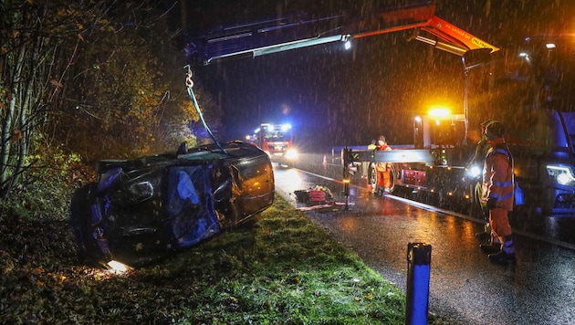 Der Pkw musste nach dem Unfall geborgen werden.