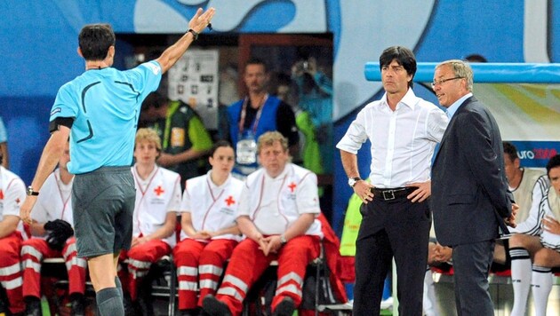 Löw (M.) und Hickersberger (re.) mussten im Duell bei der EURO 2008 früh auf die Tribüne (Bild: EPA)