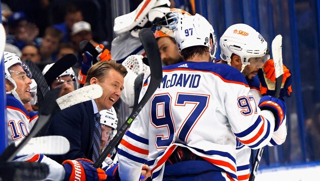 Oilers-Headcoach Kris Knoblauch (links im Bild) musste seine erste Niederlage hinnehmen.