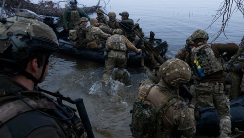 Ukrainische Streitkräfte im Fluss Dnipro (Bild: AP)