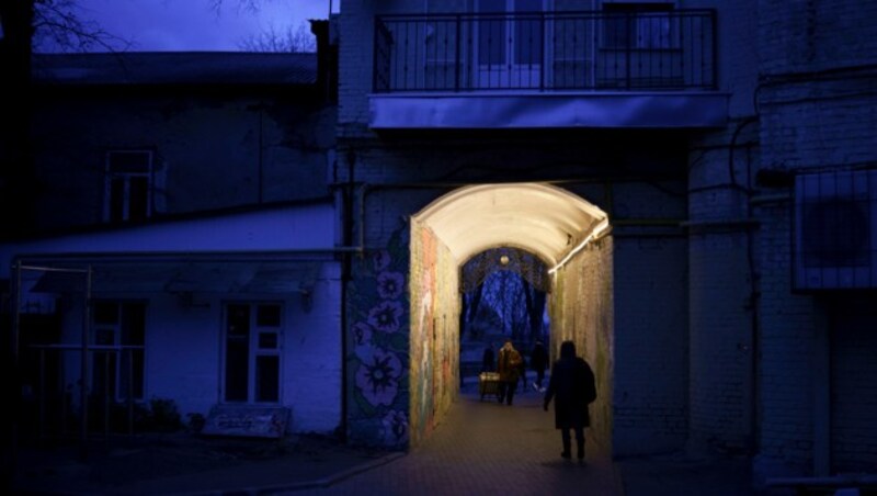 Kiew in der Nacht (Bild: AP)