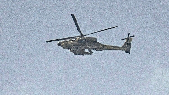 Ein Apache-Kampfhubschrauber der israelischen Armee im Einsatz über der Grenze zum Gazastreifen