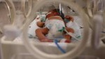 Ein Frühgeborenes im Al-Shifa-Spital (Bild: APA/AFP/MOHAMMED ABED)