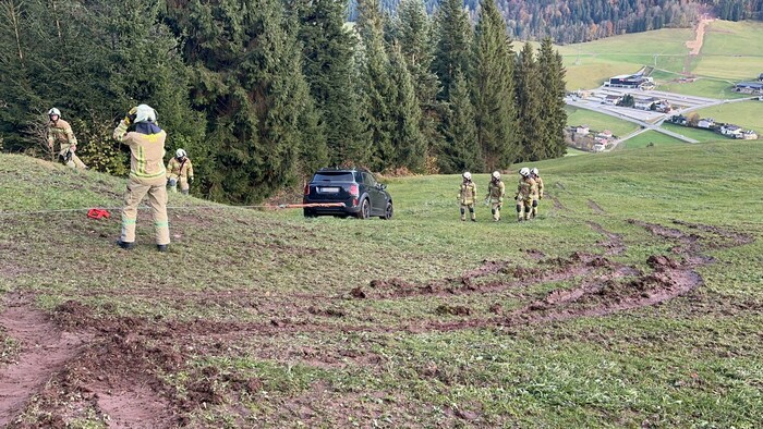 Das Fahrzeug rutsche rund 40 Meter bis unter die feste Straße.