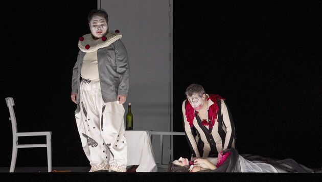 „Pagliacci“: Sung-Kyu Park (li.), Matthäus Schmidlechner, Erica Eloff (Bild: Herwig Prammer)