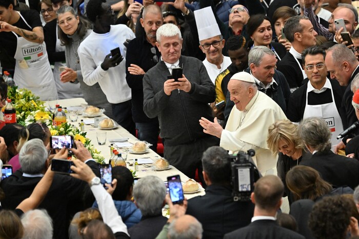 Nach der Messe aß der Papst gemeinsam mit ungefähr 1200 bedürftigen Menschen in der ...