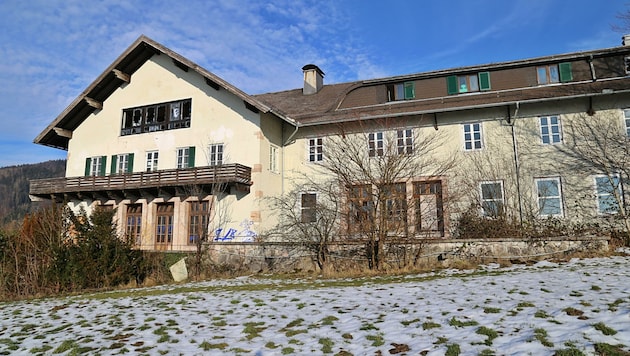 Das Gebäude der ehemaligen Schule für Landwirtschaft in Weyregg liegt seit 14 Jahren brach. Nun soll daraus eine Bildungs- und Wohneinrichtung im Pflegebereich werden. (Bild: Hörmandinger Reinhard)