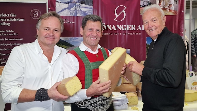 Käsefachmann und Almwirt Fredi Klingler mit Musiker Franz Posch, der Toni Silberberger (v. li.) kommendes Jahr bei seinen E-Bike-Tipps für die „Tiroler Krone“ begleiten wird. (Bild: TS)