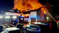 Der Dachstuhl eines Hauses in Bergheim fing Feuer. (Bild: Markus Tschepp)