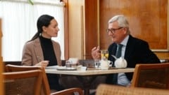 Bürgermeister Harald Preuner im Gespräch mit „Krone“-Redakteurin Elisa Torner. (Bild: Tschepp Markus)