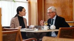 Bürgermeister Harald Preuner im Gespräch mit „Krone“-Redakteurin Elisa Torner. (Bild: Tschepp Markus)