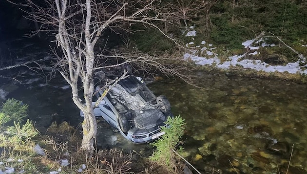 Das Auto lag im Paalbach. (Bild: Freiwillige Feuerwehr Metnitz)