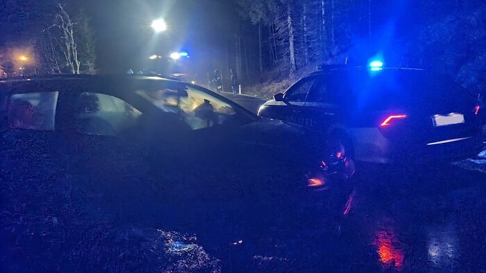 Auch ein Polizeiauto wurde in Mitleidenschaft gezogen.
