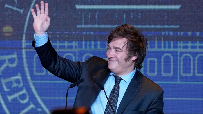 Javier Milei hat am Sonntag die Präsidentschaftswahl in Argentinien gewonnen.