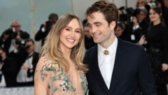 Suki Waterhouse und Robert Pattinson werden erstmals Eltern. (Bild: APA/Getty Images via AFP/GETTY IMAGES/Jamie McCarthy)