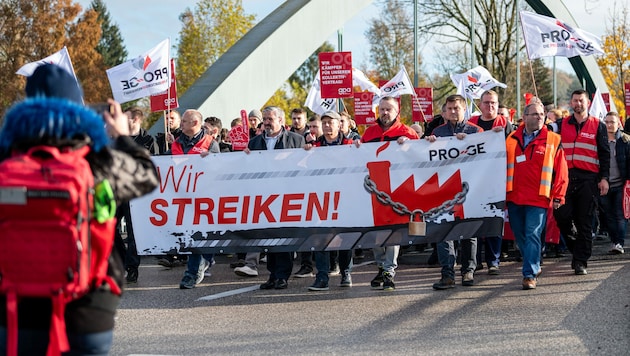 Die Zeichen bei den Metallern stehen weiter auf Streik. (Bild: APA/SIMON BRANDSTTTER)